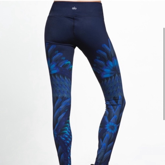 Alo Yoga Navy Blue Floral Leggings
Very good condition size XS - Picture 2 of 5
